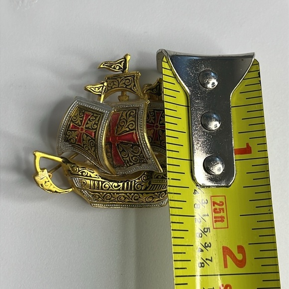Men's Brooch Pin Gold Tone Boat Red Knights Templar Cross 3D Spanish Discovery - Picture 7 of 9